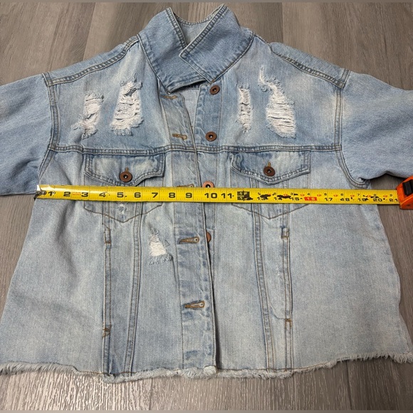 Wild Fable Light Washed Distressed Denim Jacket Cropped Fit Women’s Size Large - Picture 9 of 9